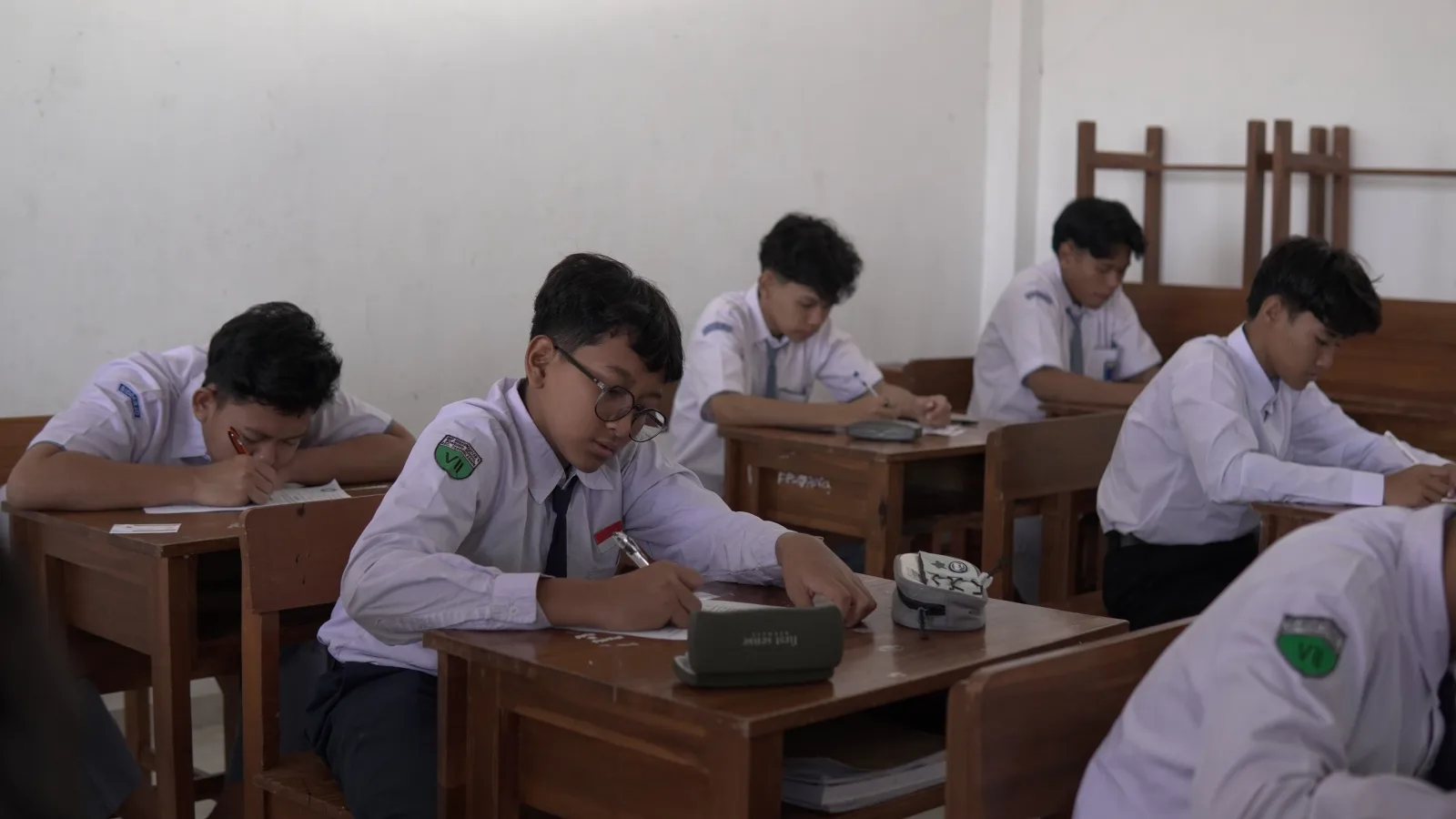 Gotong Royong Santri Bersihkan Lingkungan Pesantren
