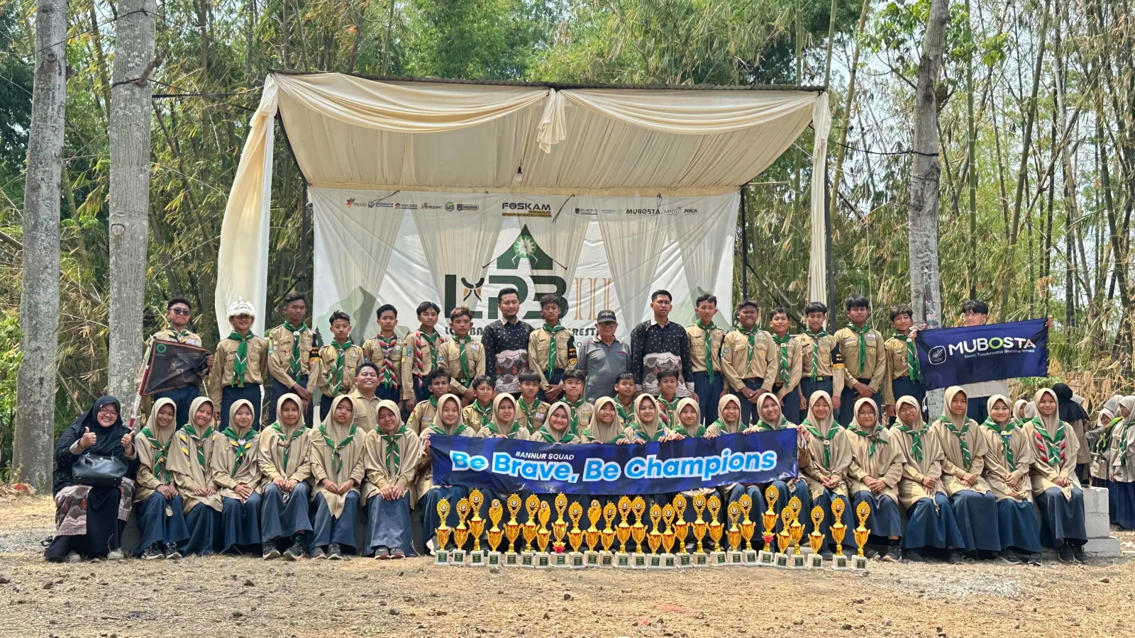 Foto bersama santri dengan pembina LPB III 